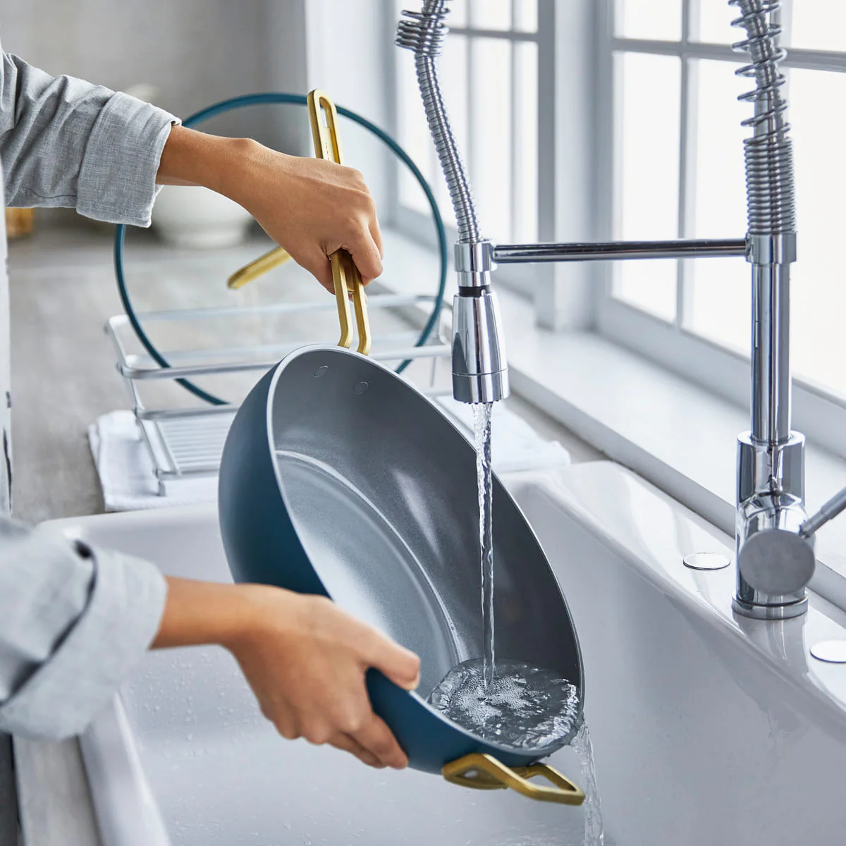 Stanley Tucci™<br> Ceramic Non-Stick 33cm Essential Stanley Pan | Venetian Teal - Image 5