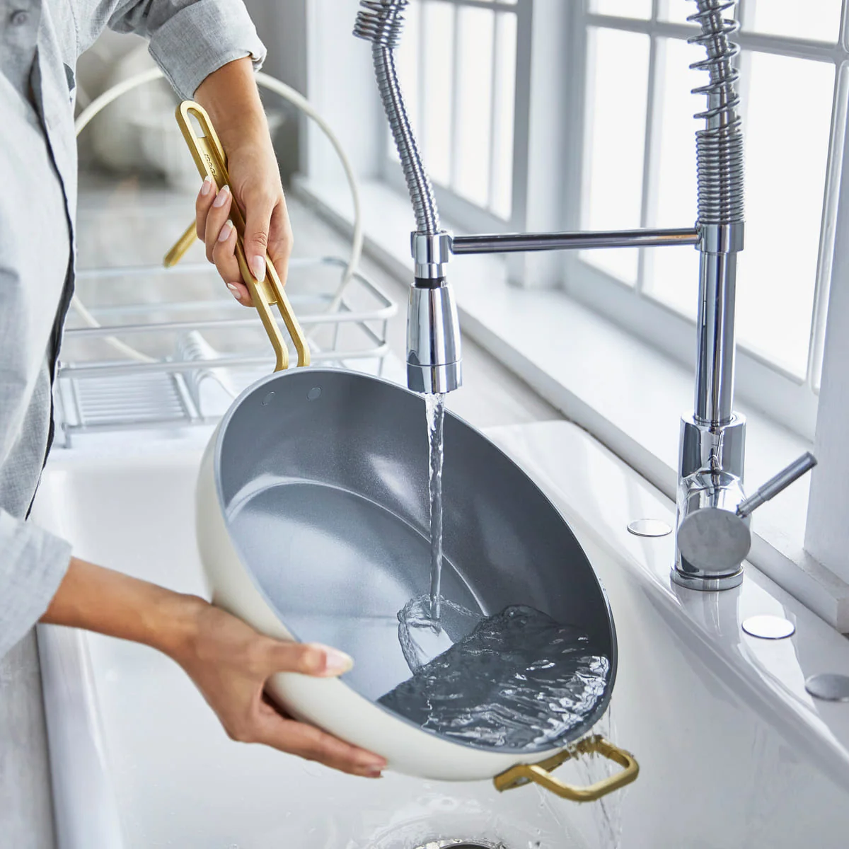Stanley Tucci™<br> Ceramic Non-Stick 33cm Essential Stanley Pan | Carrara White - Image 4
