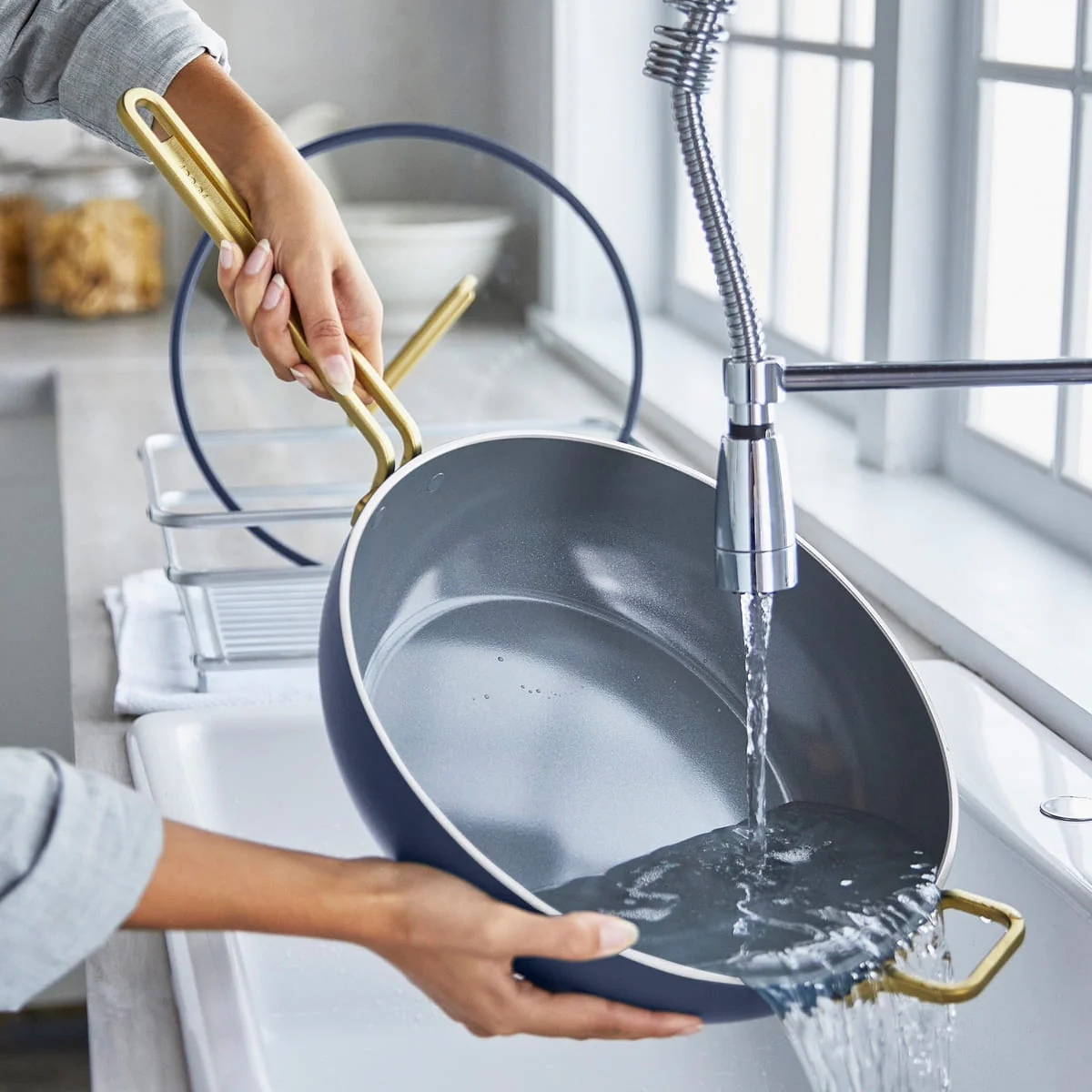 Stanley Tucci™<br> Ceramic Non-Stick 29cm Stanley Pan Junior | Marino Blue - Image 4